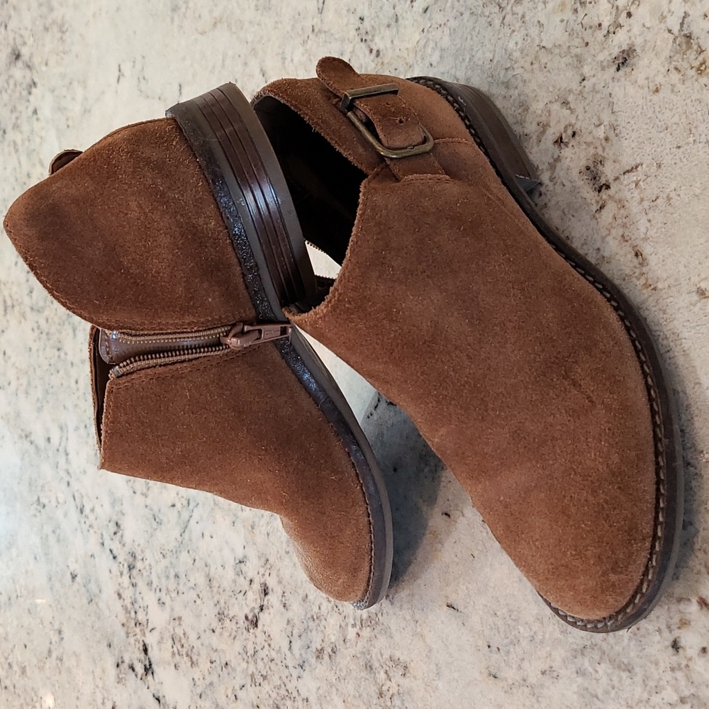 Women's size 5 Clark's nubuck suede